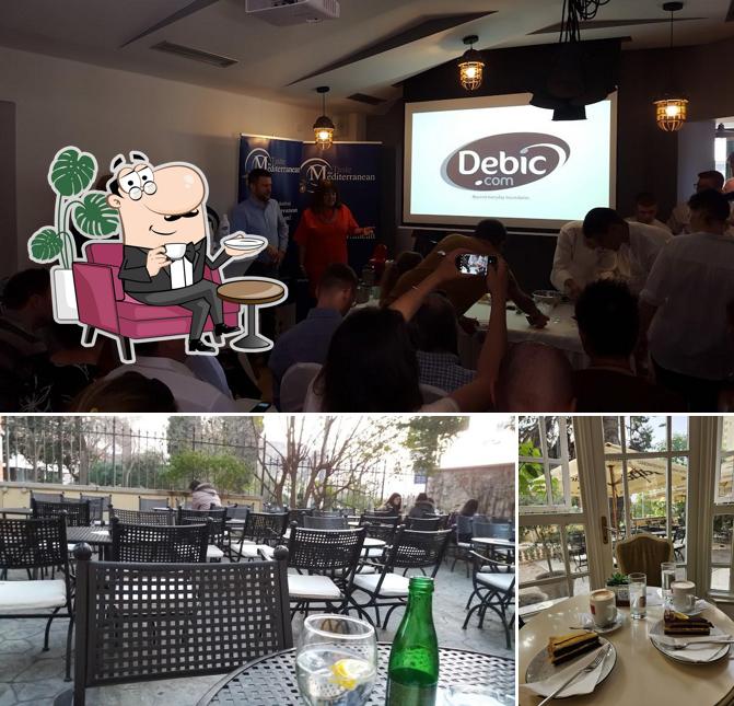 Gli interni di Moderato Coffee & Cakes