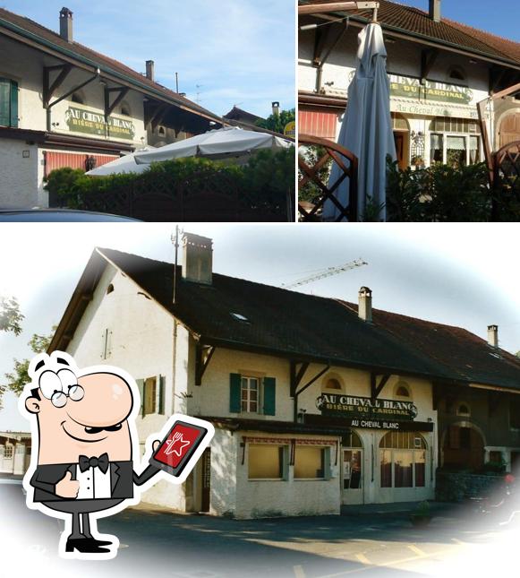 L'extérieur de Restaurant Au Cheval Blanc à Puplinge