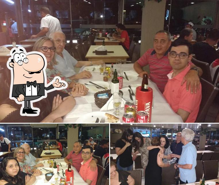 Sente em uma das mesas no Pizzaria Borelluccio