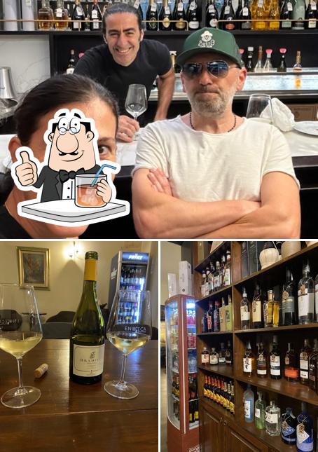 Guarda la foto che presenta la bevanda e cibo di ENOTECA BACCAROSSA
