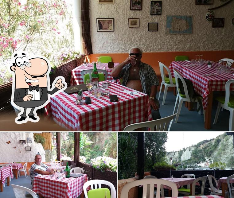 Siediti a un tavolo di Taverna Pietro Paolo Detto Stalino