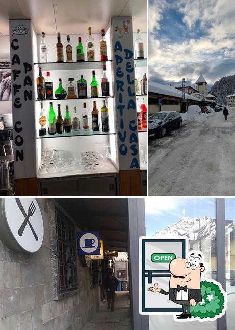 Questa è la immagine che raffigura la esterno e cibo di Snack bar tabacchi