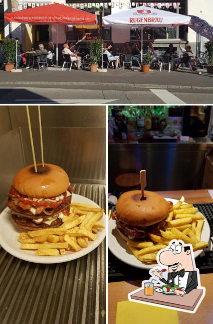 La foto della cibo e interni di American Bar