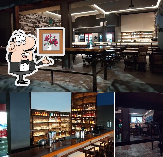 Sente em uma das mesas no Cambucá Brasil Bar