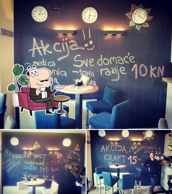 Gli interni di Caffe bar Tik