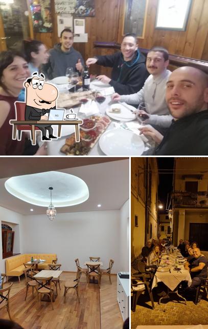 La immagine di interni e tavolo da pranzo da Taverna Del Borgo Da Felice