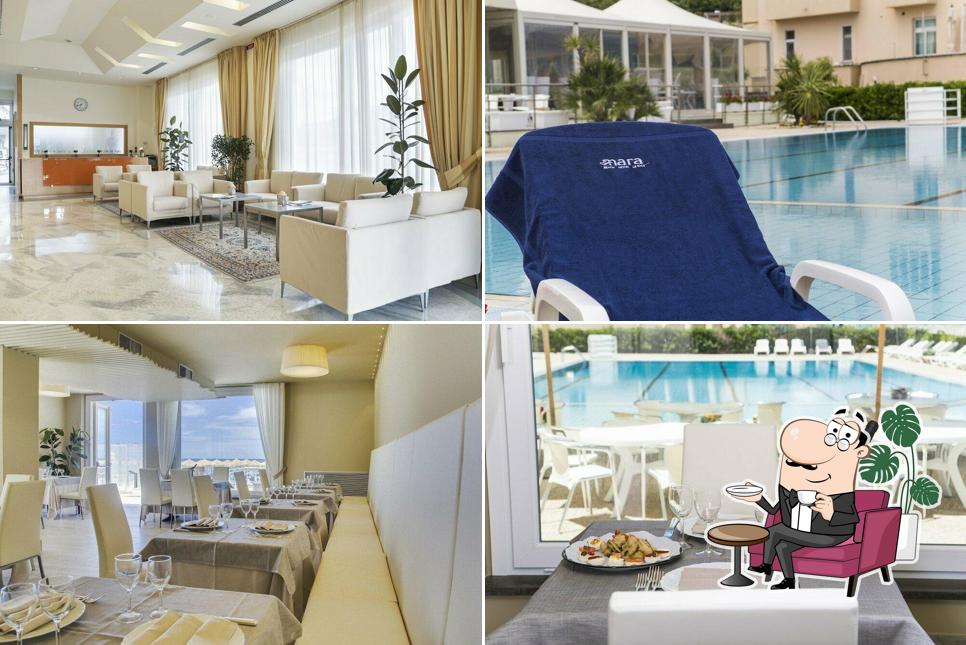 Siediti a un tavolo di Hotel Mara