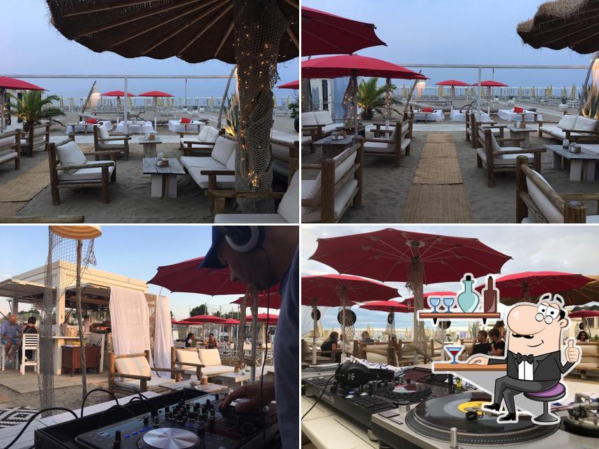 Siediti a un tavolo di Locale Fico Fellas - Chiringuito Bar Riccione - Beach Bar Party