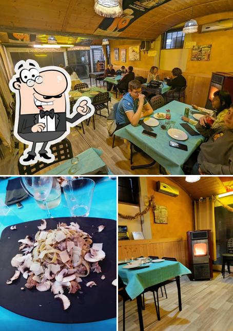 La immagine di interni e cibo da Pizzeria la Tana