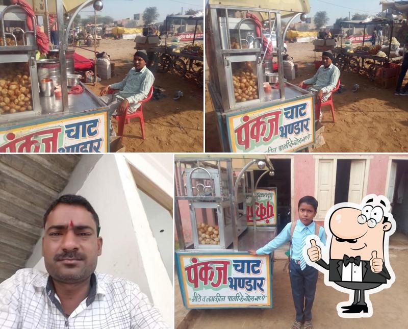 Here's a pic of Pankaj Chat Bhandar Ashok Prajapati