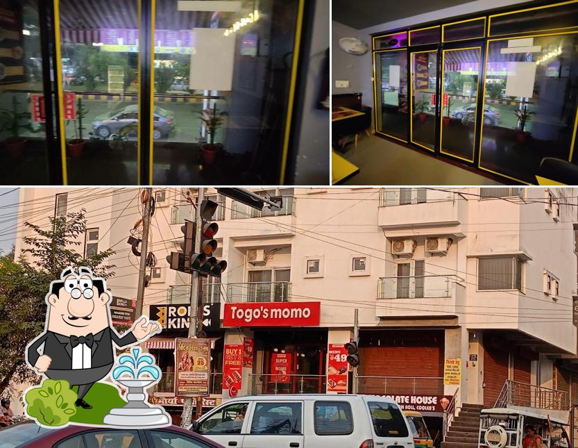 The exterior of Rolls King, Aliganj