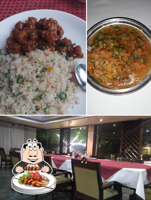 The image of Royal Inn Veg & Non Vegetarian Restaurant’s food and interior