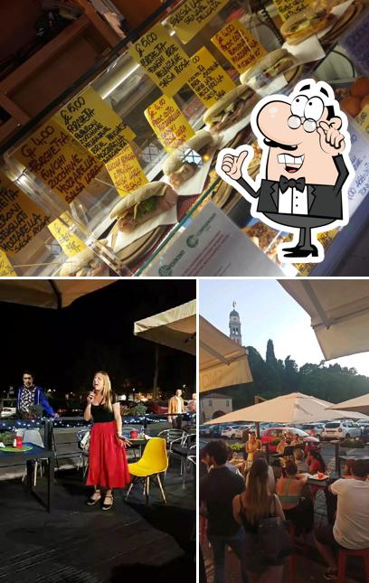 Bar Beethoven si caratterizza per la interni e cibo