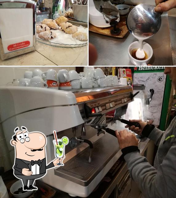 Goditi qualcosa da bere a Bar Den