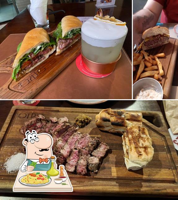 Sanduíche de carne de porco desfiada em OTRO Cambuí - Bar e Restaurante