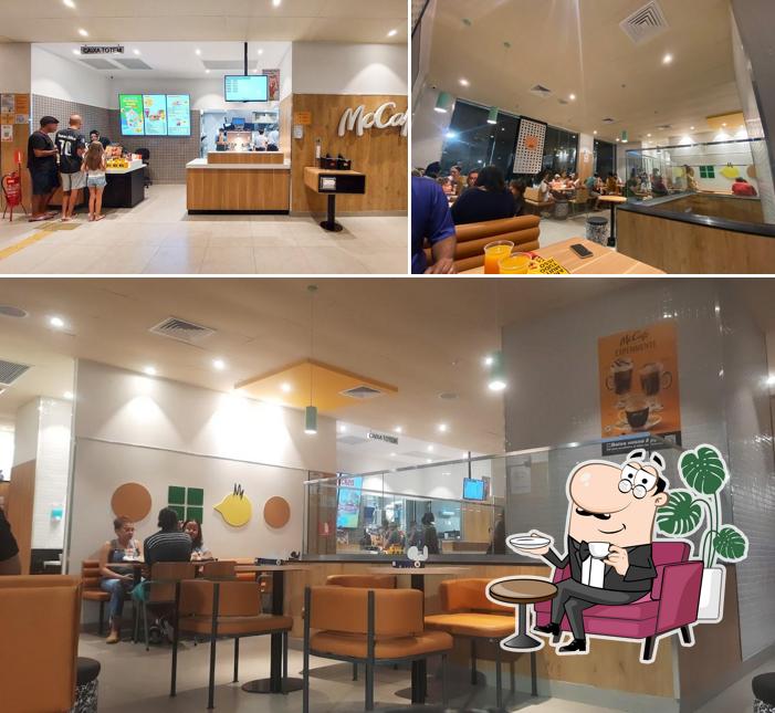 Sente em uma das mesas no McDonald's