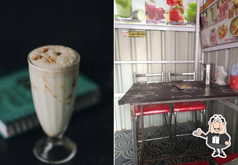 The interior of Rashi Fruit Juice & Snacks