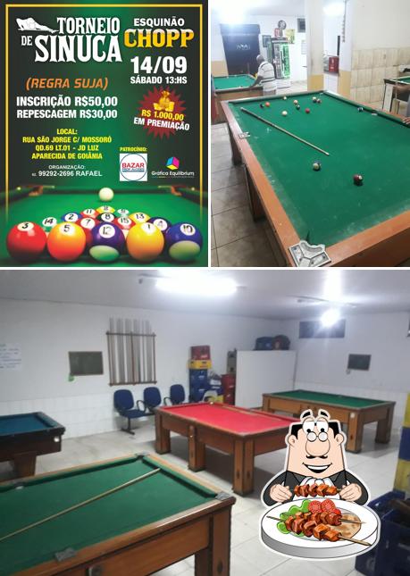 Entre diferentes coisas, comida e interior podem ser encontrados no Skinao Chopp