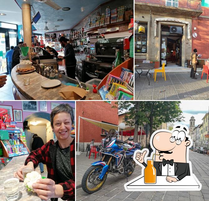 Goditi un drink a bar italia