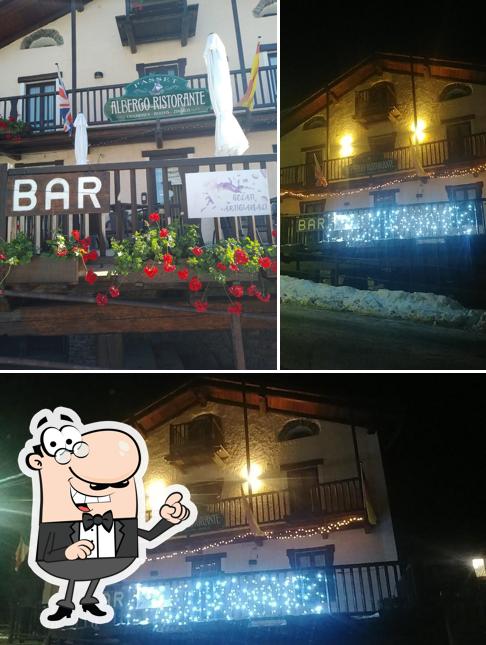 Curiosa tra gli esterni di Albergo Passet