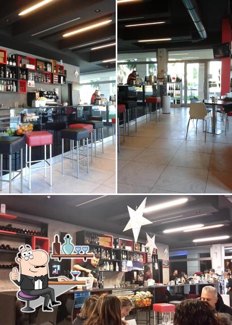 La foto della interni e bevanda di Chill bar