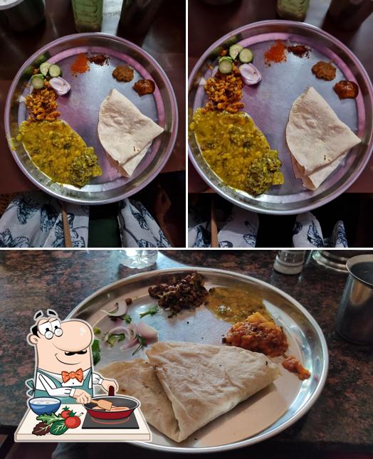 Chicken curry at Sri Guru Veerebhadreshwara Lingayat Khanavali