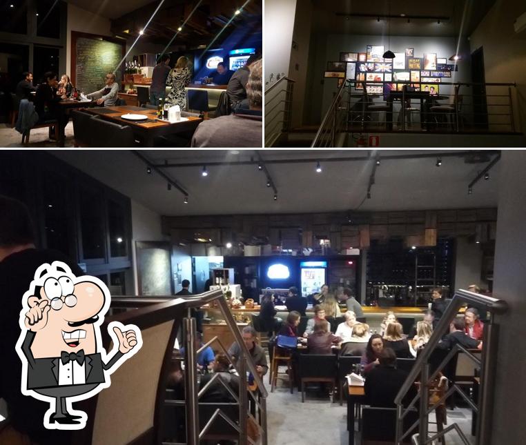Sente em uma das mesas no Caldeira Restaurante