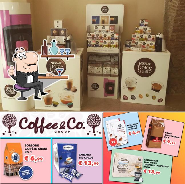 Siediti a un tavolo di Coffee & Co