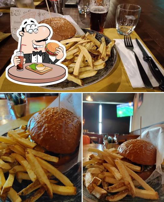 Prenditi un hamburger a Nerocarbone Pub