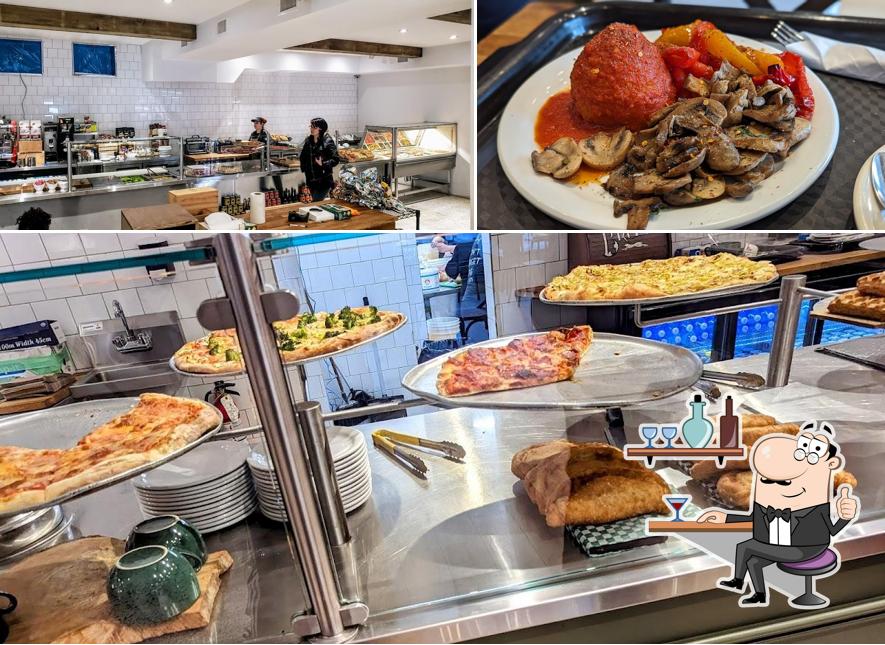 Installez-vous à l'une des tables de Tre Mari Bakery