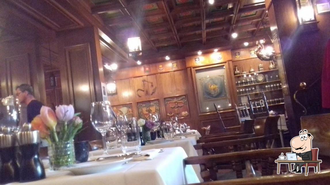 Siediti a un tavolo di Zunfthaus zur Haue