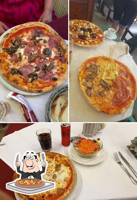 A Ristorante Pizzeria Pino Nero, puoi prenderti una bella pizza