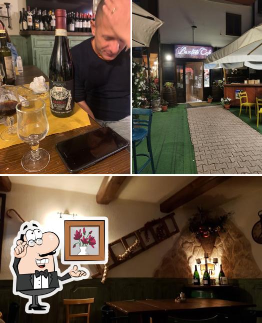 Installez-vous à l'une des tables de Bar Boschetto