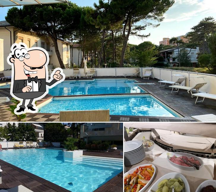 Questa è la foto che presenta la esterno e cibo di Hotel Rex