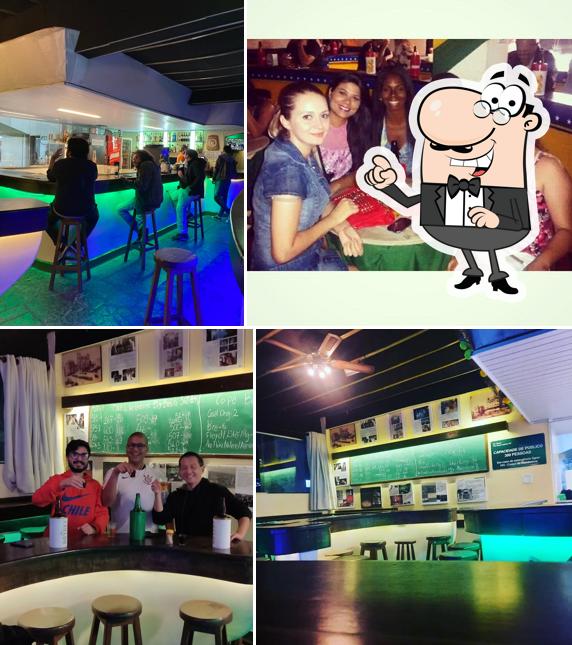 Sente em uma das mesas no Bar Brasil
