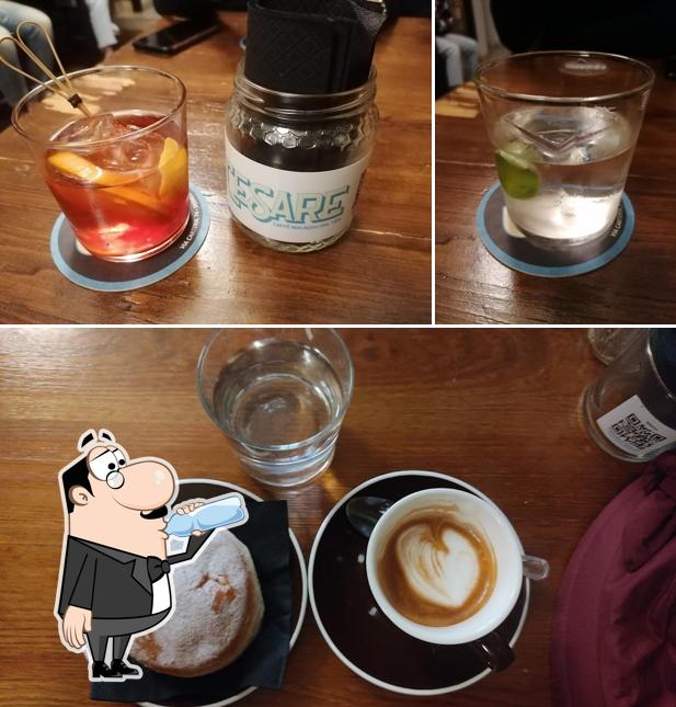Tra le varie cose da Tabacchi Bar si possono trovare la bevanda e cibo