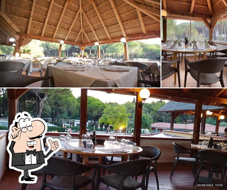 La interni e tavolo da pranzo del ristorante