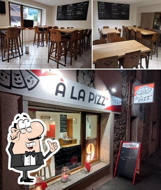 La foto di interni e bevanda da A La Pizz'