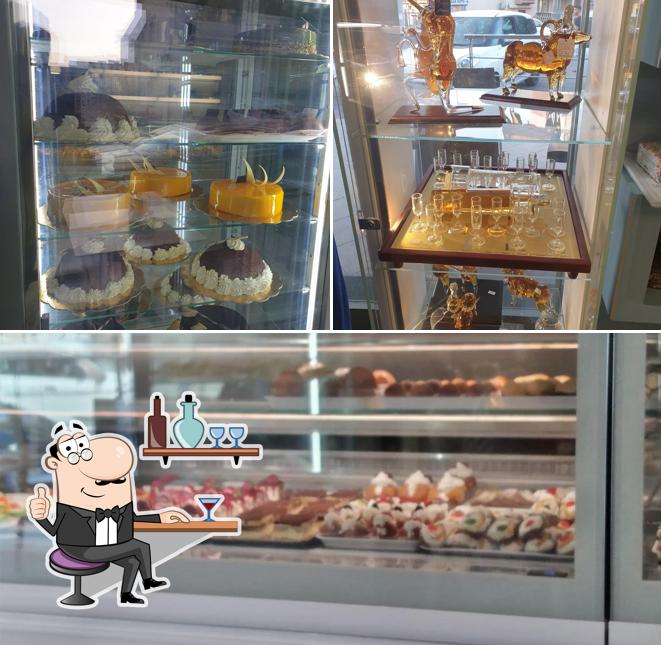 Siediti a un tavolo di Bar Dell'angolo