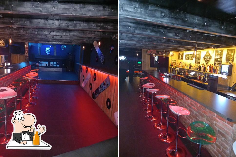 Goditi un drink a Black bar de nuit /Discoteque