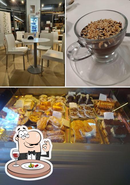 Questa è la immagine che raffigura la cibo e interni di Bar Regina