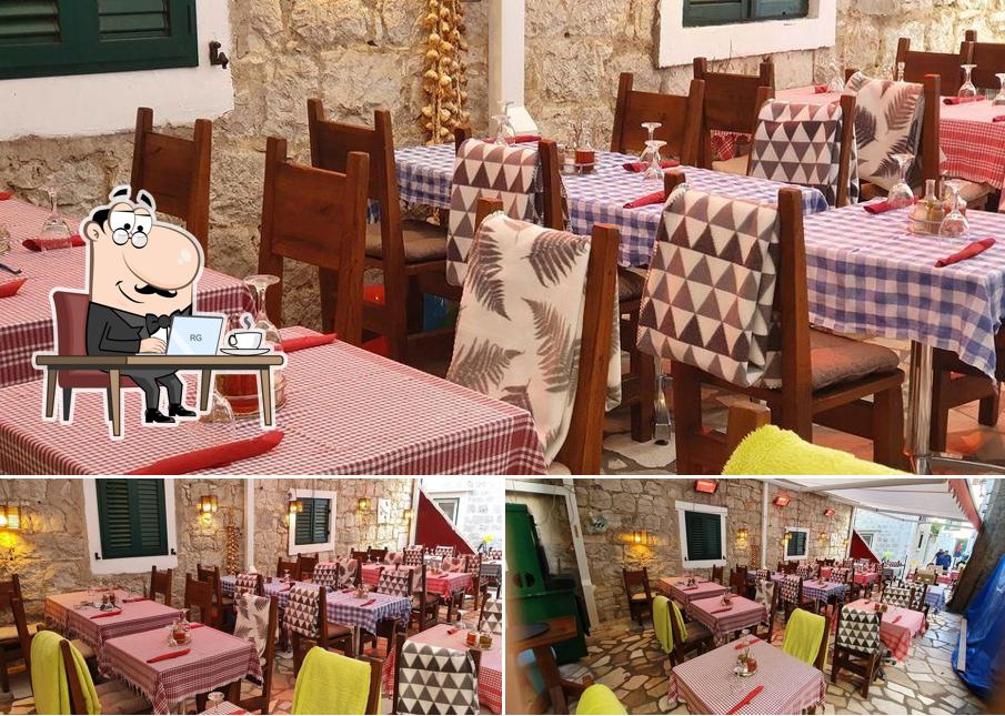 Gli interni di Deep Shade Tavern