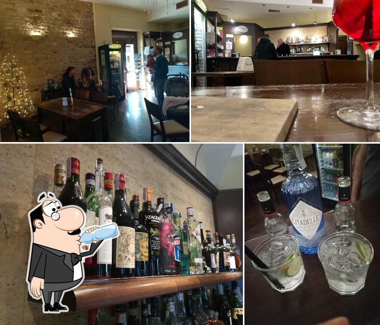 Tra le diverse cose da Caffé della Porta si possono trovare la bevanda e interni