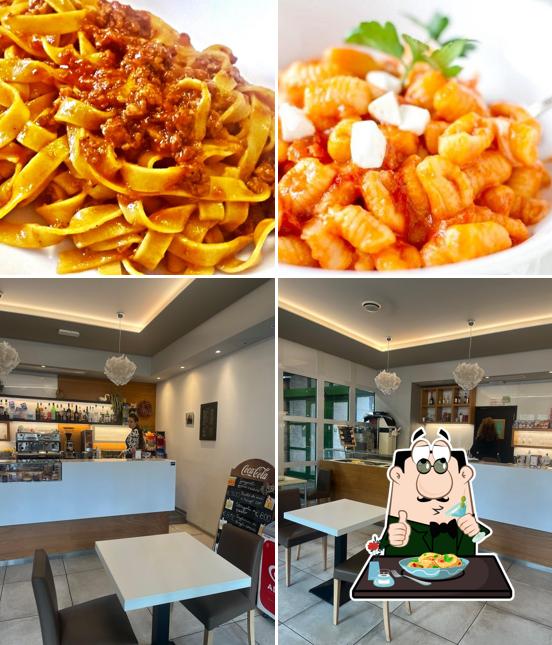 La cibo e interni del ristorante