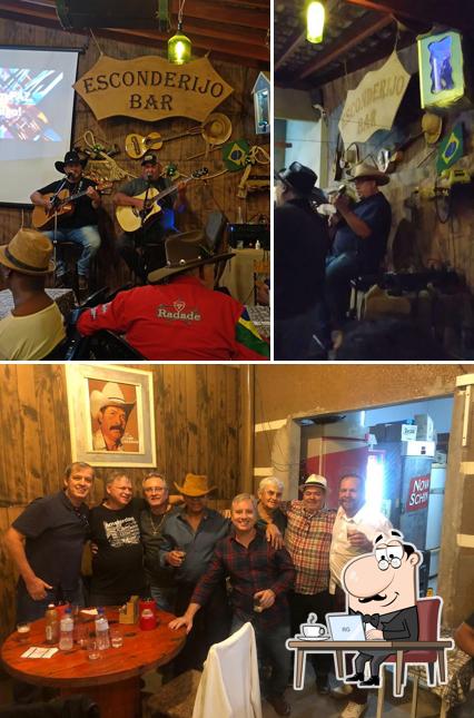 O interior do esconderijo bar