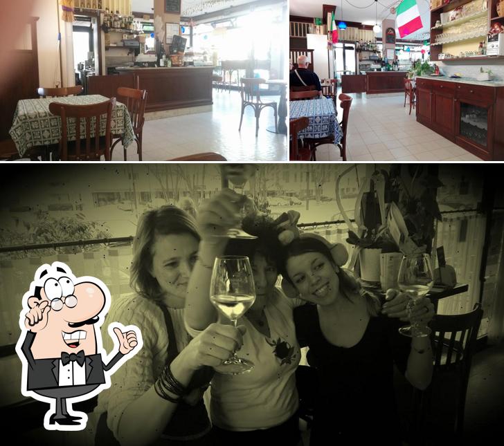 Dai un'occhiata agli interni di Angolo Bar