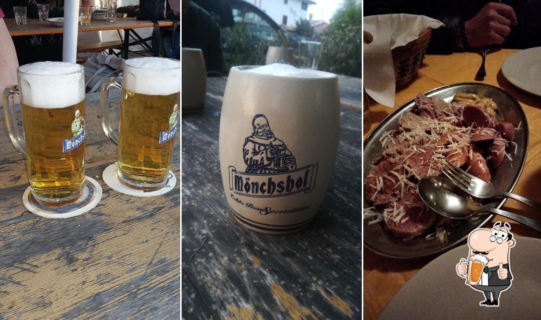 Puoi ordinare un rinfrescante bicchiere di birra chiara o scura