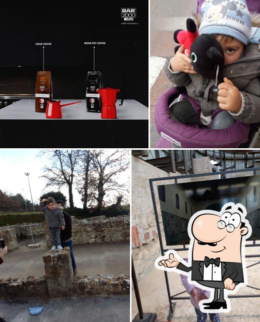 Siediti a un tavolo di Bar 2000 di Roberto Frontino