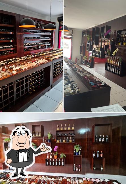 Veja imagens do interior do Entre vinhos
