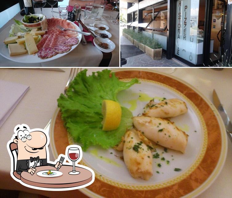 La cibo e interni del ristorante